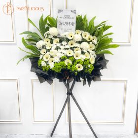 Vinca Condolences Flower Stand